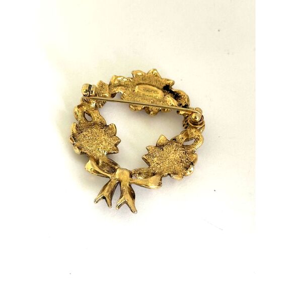 Avon Christmas Wreath Brooch Faux Pearl and Ruby colored stones - Picture 4 of 5